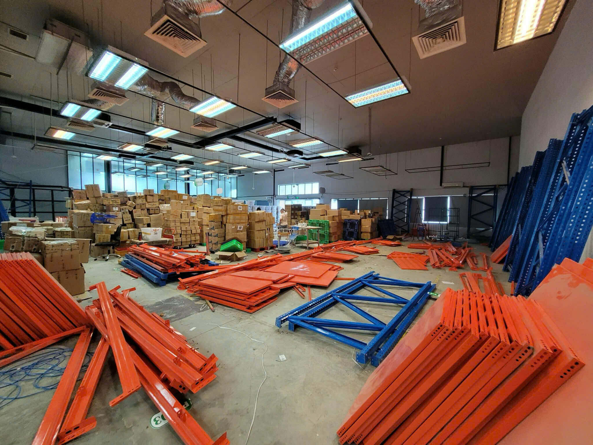 <p>Thành lập Văn Phòng tại <strong>Việt Nam</strong> với kho hàng rộng 50m², đạt doanh thu trung bình <strong>50.000 USD mỗi tháng</strong>.</p>
